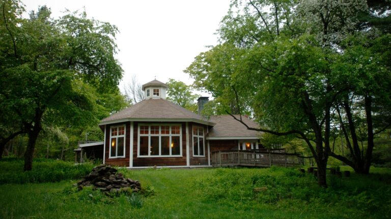 farmhouse-of-retreat-center-for-gay-men